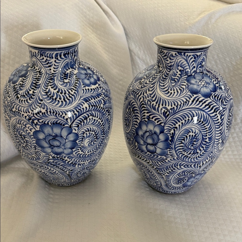 Pair of Hand-Painted Blue & White Chinoiserie Vases Made in Vietnam Mint - Picture 4 of 8